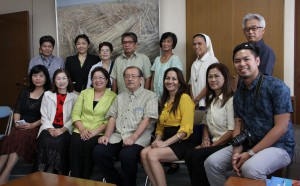 来島した日本国籍フィリピン人協会のメンバーら（前列中央は長濱副市長＝２６日、市役所平良庁舎応接室