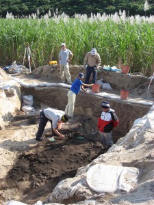 アラフ遺跡の発掘調査の様子＝２００６年１２月、城辺新城海岸