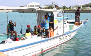 池間島漁師の漁船で船釣り体験に出発する与那城小の児童たち＝１８日、池間漁港