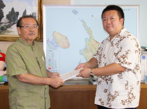 長濱副市長（左）に計画を答申する中尾副会長＝１１日、副市長室