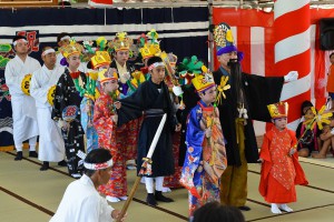 福禄寿口上で若衆踊り、女踊りと二才踊りの演者が舞台であいさつをした＝１日、多良間村字仲筋