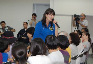 日本人女性宇宙飛行士の山崎直子が宇宙での生活の様子などを講演した