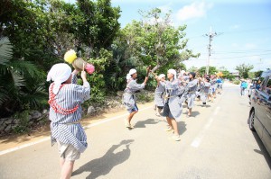 集落内で棒踊りを踊る男性たち＝21日、下地来間島
