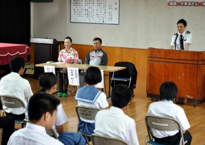 職業について語ったＪＴＡの（右から）大貫卓さん、本村真一郎さん、新垣志乃さん＝１９日、西辺中学校