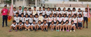 男女総合優勝を果たした平良第一小学校のメンバー＝２５日、市陸上競技場