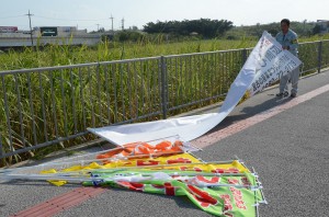 県の職員らが違法占用物や違法広告物を撤去した＝２９日、宮古島市内