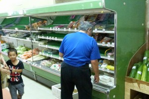 １週間ぶりにフェリーが入港し各商店には久々に生鮮食品が並べられた＝１５日、村内のスーパー