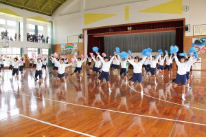 息のあった元気な踊りを披露する生徒たち＝１３日、北中学校体育館