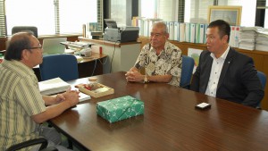 ＪＲ東日本の松浦氏（手前右）が長濱副市長にキャンプ地使用を要望した＝２８日、市平良庁舎