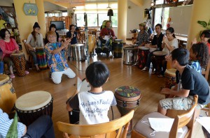 参加者たちは石川さん（中央）の合図に従いながらドラムサークルの楽しさを体感していた＝１２日、袖山ガーデン