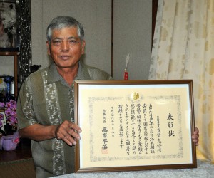 行政相談委員としての貢献が認められ総務大臣表彰を受賞した真壁恵修さん＝１１日、上野の真壁さんの自宅