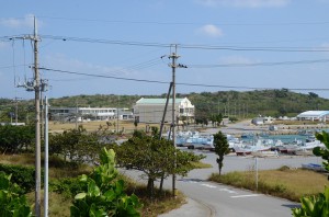 宮古島市では唯一の津波浸水想定校になっている池間幼稚園と池間小中学校。隣には道路を挟んで池間漁港がある