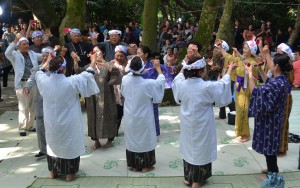 歓喜の踊りを奉納する参加者ら＝２０日、伊良部の長浜御嶽