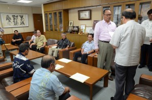 長濱副市長（右）から５地区の地域審議会に新市建設計画の変更について諮問された＝22日、市役所平良庁舎