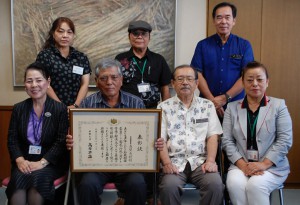 真壁さん（前列左から２人目）が長濱副市長（同３人目）に総務大臣表彰を報告した＝２０日、市平良庁舎