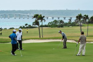 ３３０人が参加して行われた宮古毎日親睦ゴルフ大会＝５日、エメラルドコーストゴルフリンクス