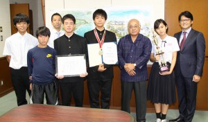 下地市長（右から３人目）に３位入賞を報告する生徒らと新山代表（右）＝１２日、市長室