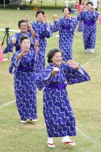 漲水クイチャー保存会：女性だけで円陣を組んで踊る。漲水御嶽でも奉納舞踊として踊られており宮古を代表するクイチャーの一つ