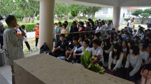 納骨堂前で物故者の歴史について学ぶ生徒たち＝１８日、宮古南静園
