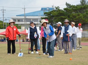 島内外から３６７人の愛好者が参加しグラウンドゴルフを通して交流を深めた＝９日、宮古島市陸上競技場