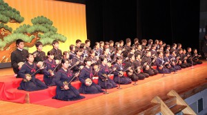 舞台発表の幕開けで三線合同演奏を披露する西辺、平良、久松、鏡原、上野の生徒たち＝１４日、マティダ市民劇場