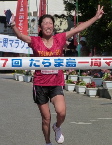 最長のＡコース（２４・３㌔）で女子優勝で連覇を果たした塚本恭子