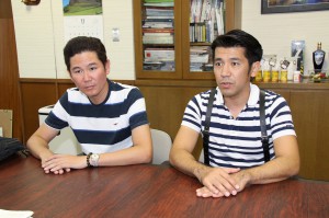 下地市長に「おきなわ新喜劇」をＰＲするガレッジセールのゴリさん（右）と川田さん＝１２日、市長室