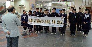生徒２０人が未来の自分探しを目的に本土の企業訪問に出発した＝１８日、宮古空港