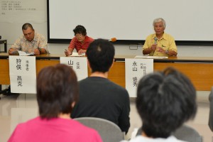 参加者からの質問に答える（奥左から）狩俣さん、山里さんと永山さん＝16日、県宮古合同庁舎
