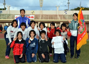 女子の部を制した久松のメンバー＝１４日、市陸上競技場