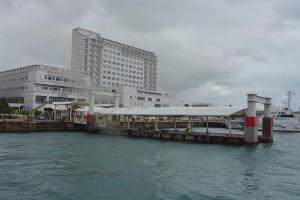 伊良部行き船便が全便欠航のため、閑散としていた＝４日、平良港の離島航路発着地