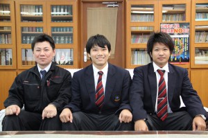 県立農業大学校に合格した長濱君（右）、県職員採用試験に合格した下地君（中央）。左は２人を指導した長間教諭＝２２日、宮総実高