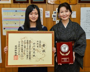 賞状を手にする砂川さん（左）と師匠の池間さん＝１２日、池間美代子琉舞研究所