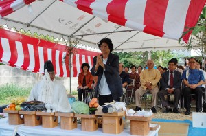 稲石の子孫に当たる洲鎌さんに合わせて全員で顕彰と発展の祈りを捧げた＝１１月３０日、旧宮古神社境内