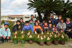 自分たちの作品を前に記念撮影をする子供たちと関係者ら＝２７日、上野中学校