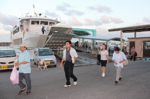 佐良浜港船着き場の風景