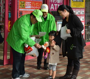 買い物客に防犯のチラシなどを配布するボランティアら＝２６日、市内大手スーパー店舗前