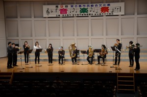 オープニングを飾った金管合奏団「響」は「せきれいの尾」を演奏した＝１１月３０日、マティダ市民劇場