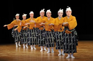 久田流澄の会池田千香子舞踊研究所が「ゆがふ島、情け島」を優雅に舞った＝７日、マティダ市民劇場