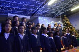 イルミネーション点灯式でクリスマスソングを歌うみつば幼稚園の園児たち＝１３日、島の駅みやこ