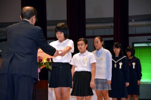 １０３人の児童生徒を表彰し文化活動の成果をたたえた＝６日、市中央公民館