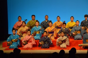 幕開けの舞台で「みるく世」を斉唱した宮古の子どもたち＝４日、浦添市の国立劇場おきなわ