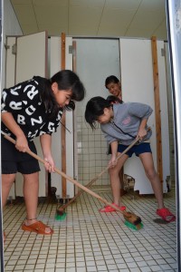 床磨き掃除をする子供たち＝６日、南小学校