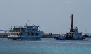 エンジン修理のために糸満造船所へ向かうスーパーライナー「はやて」（左）＝２４日、平良港