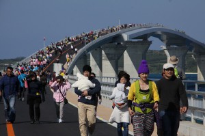 宮古島側と伊良部島側から約３５００人が参加し、夢の大橋実現を喜びながら歩いた「サンゴの島」ウオーク＝２５日、伊良部大橋