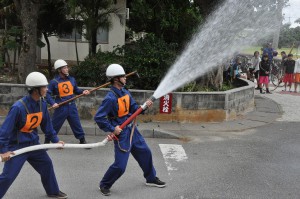 本番さながらに訓練する村消防団員ら＝６日、多良間村