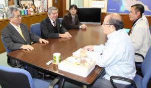 長濱副市長（右手前）に緑の募金への協力を要請する具志堅理事長（左）と長間常務理事（左から２人目）＝１６日、市役所平良庁舎