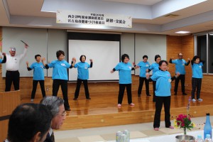 活動報告や健康体操などで交流を深めた西会津町健康運動推進員の皆さん＝２４日、下地保健福祉センター