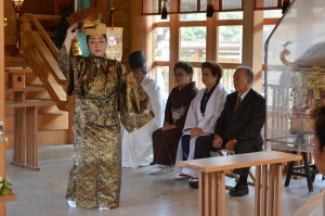 祝儀舞踊「とうがにあやぐ」が奉納された＝１７日、宮古神社