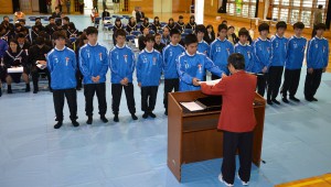 長濱会長（手前）から受賞者に表彰状が贈られた＝６日、北小体育館